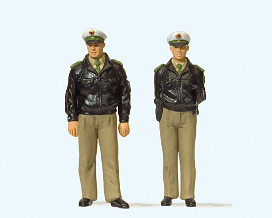 2 policiers debouts en uniforme vert