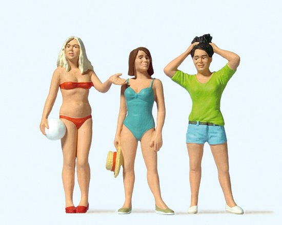 3 femmes dont 1 en bikini‚ 1 en maillot de bain et 1 en short