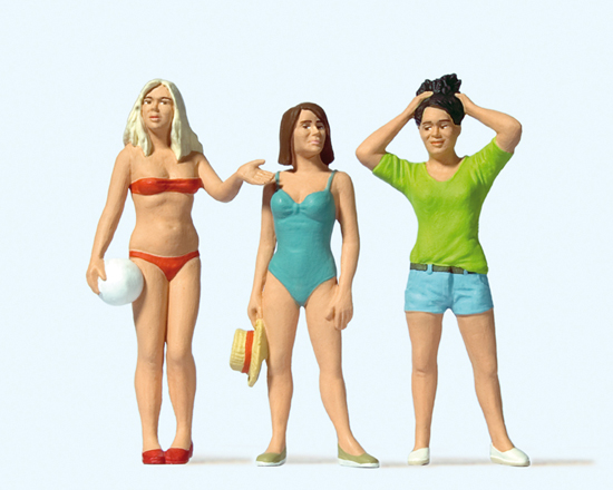 3 femmes dont 1 en bikini 1 en maillot de bain et 1 en short