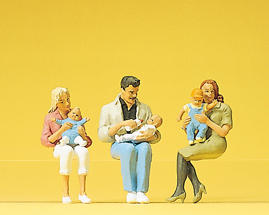 2 femmes et 1 homme avec 3 bébés sur les genoux