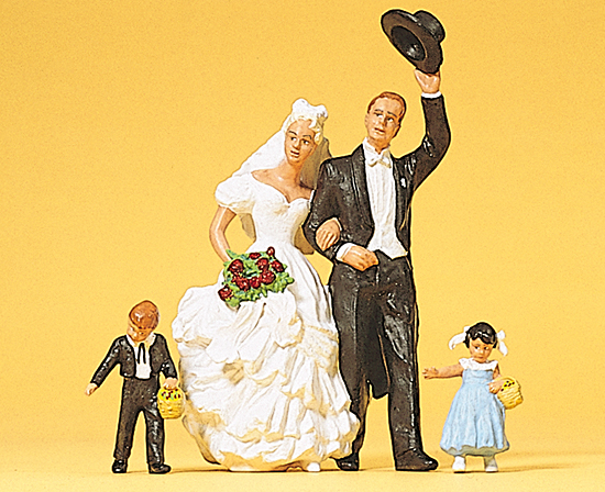 Couple de mariés‚ avec petite fille et petit garçon portant 1 panier