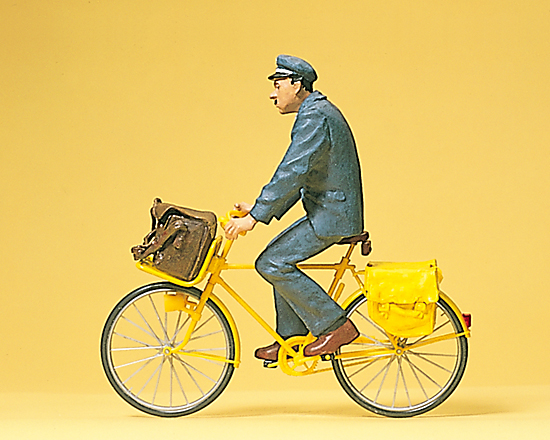 Facteur français à vélo‚ avec sacoches