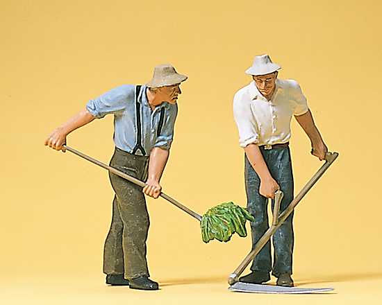 2 cultivateurs au champ dont un avec une fourche le second  la faux