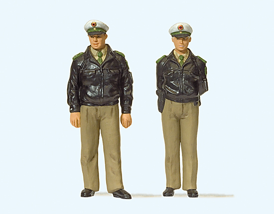 2 policiers debouts‚ en uniforme vert