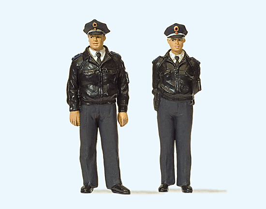 2 policiers debouts‚ en uniforme bleu