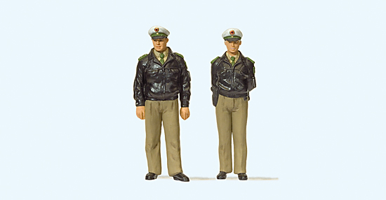 2 policiers debouts en uniforme vert