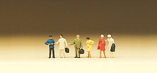6 figurines en attente notamment sur un quai de gare arrt dautobus