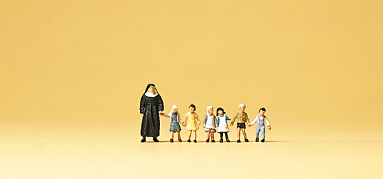 7 figurines  1 Religieuse et 6 enfants