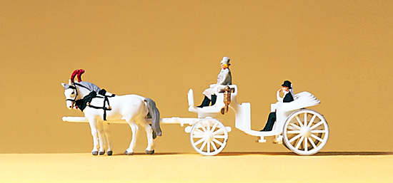 Mariés dans une calèche blanche‚ tractée par 2 chevaux blancs‚ 2 cochers