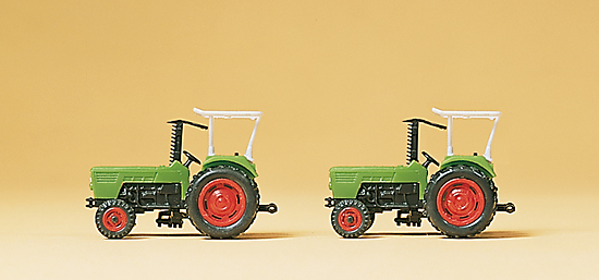 2 tracteurs agricoles avec attelages arrières